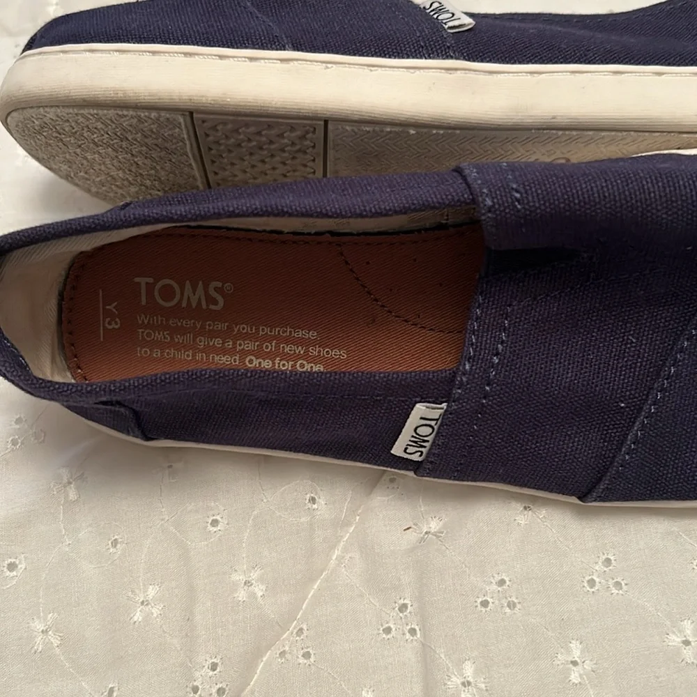 Youth size 3 navy Tom’s